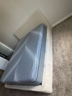 Queen bed set — Like New! Moving sale, everything must go