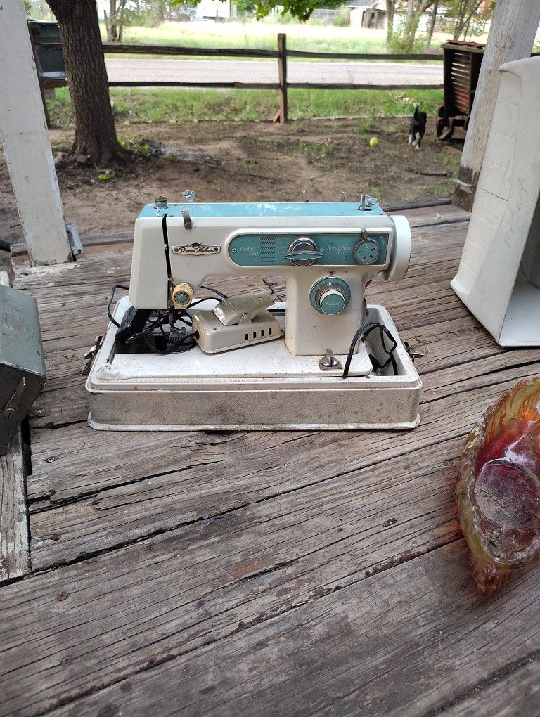 D Dressmaker Sewing Machine