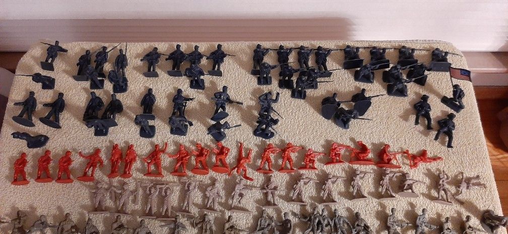 Vintage Toy Army Men and misc. over 150 pieces.