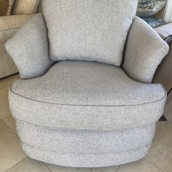 Swivel  (360) Accent Chair New Condition $300