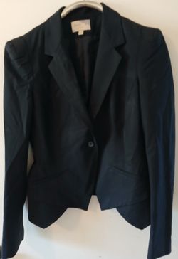Elizabeth and James Women's Black Blazer. Single Button Front Closure. Buttons On Sleeves. Construction Is Structured And Contemporary. Size 8 US