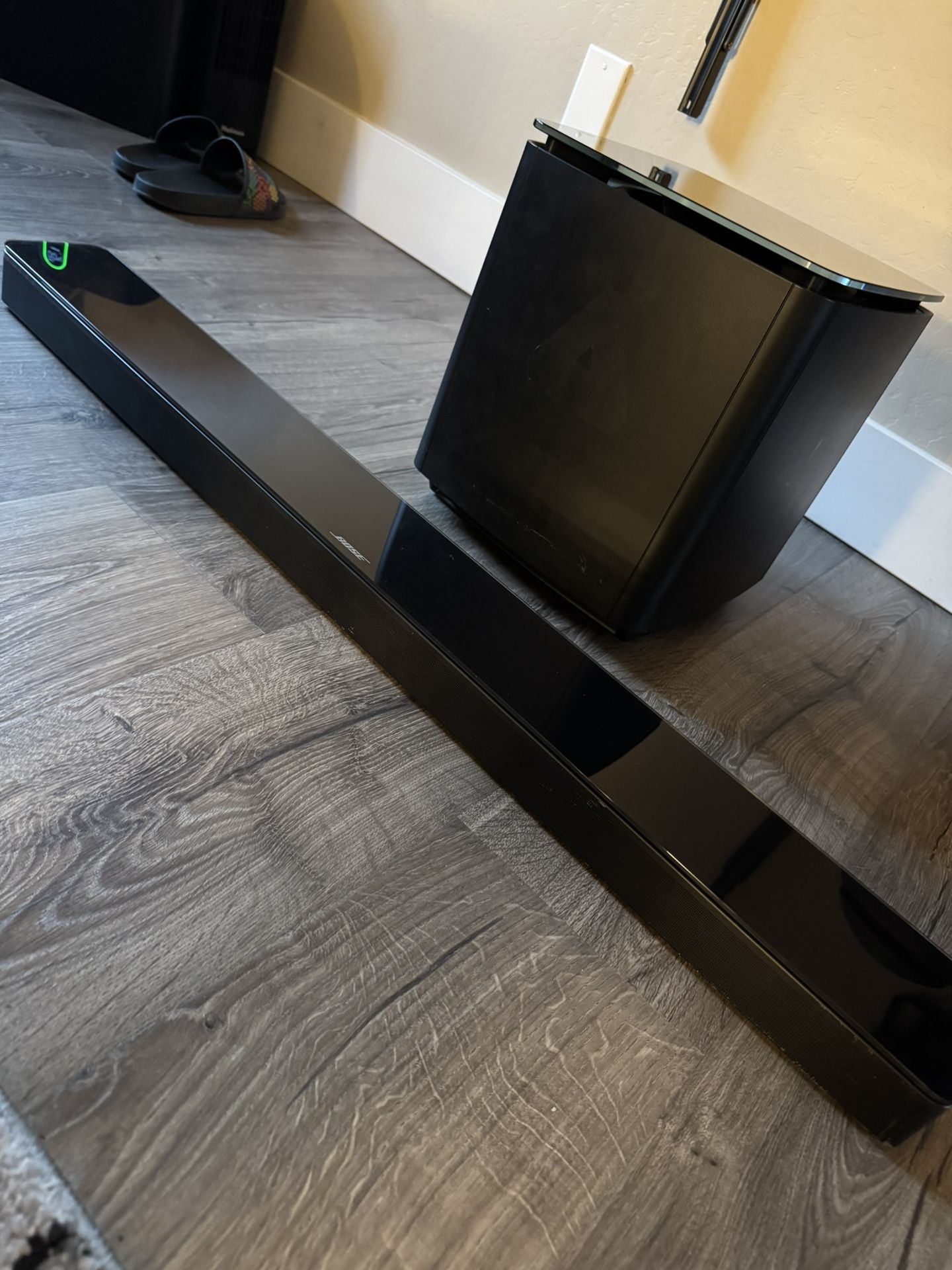 BOSE SOUNDTOUCH 300 SOUNDBAR AND ACOUSTIMASS® 300 BASS MODULE WITH ORIGINAL REMOTE