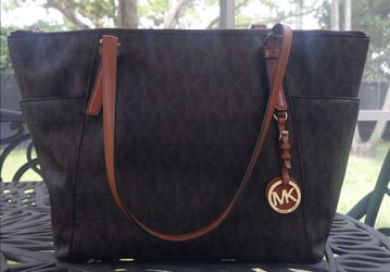 Michael Kors Jet Set Logo Pocket 
Classic tote bag
