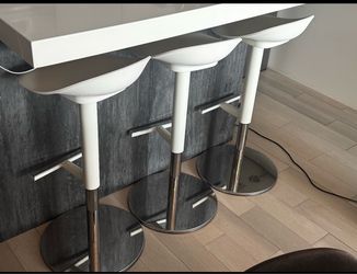 Modern bar stools: IKEA JANINGE white bar stools