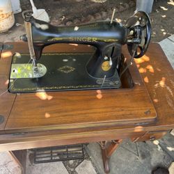 Vintage Singer Sewing Machine 