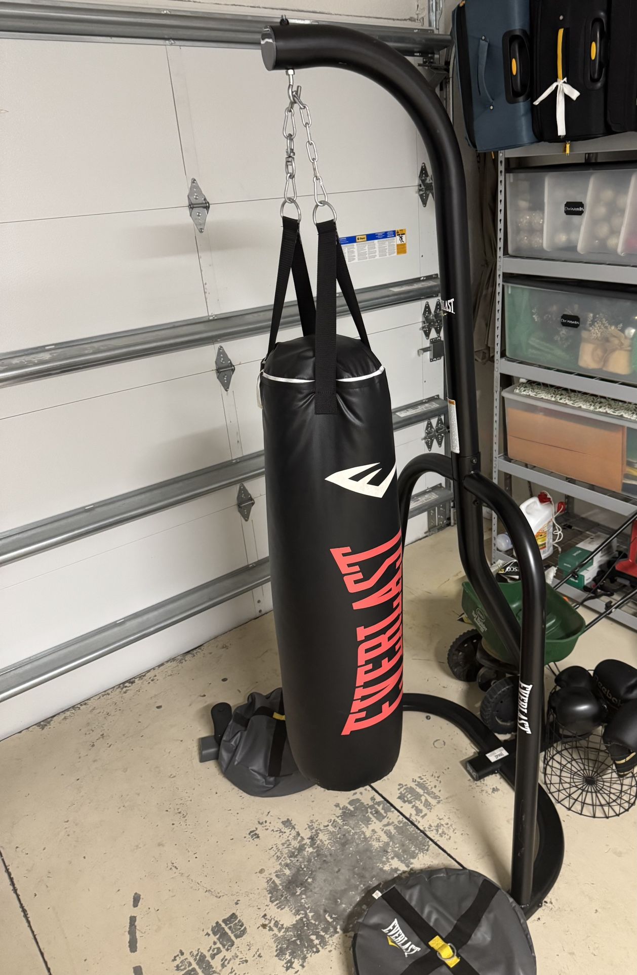 Everlast punching  bag with stand