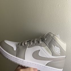 Jordan 1 Mids