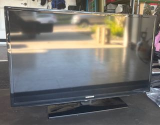 32 inch Samsung tv plus wall mount - free
