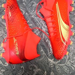 Tenis del soccer color naranja son talla 9.5