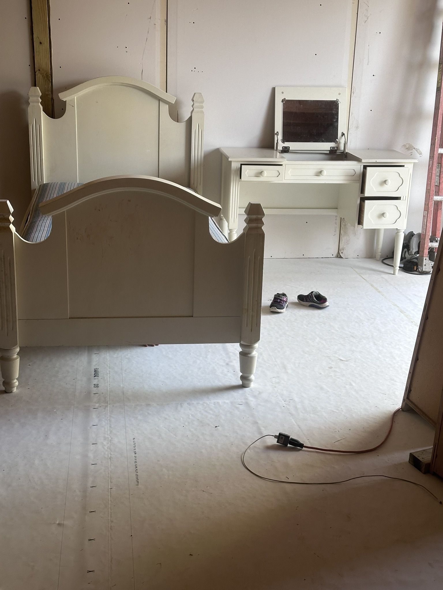 TWIN SIZE BEDROOM SET. JUEGO DE RECÁMARA TAMAÑO INDIVIDUAL