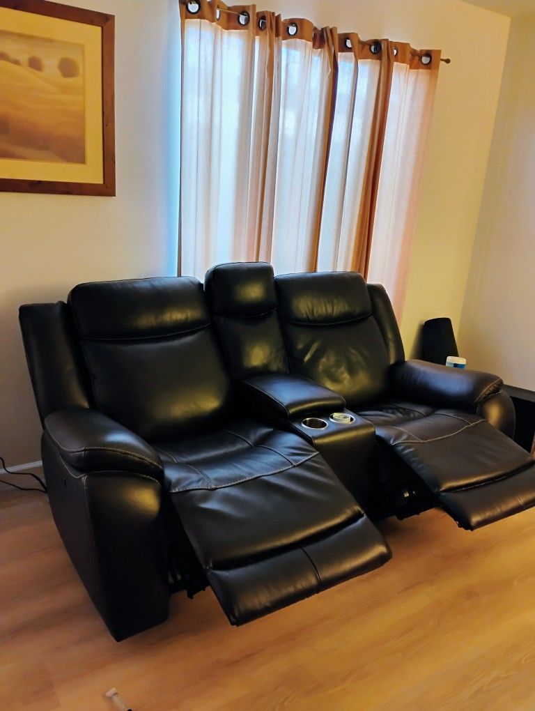Loveseat Dbl. Electric Recliner. Leather, No Tears Or Stains. LIKE NEW. DELIVERY POSSIBLE.
