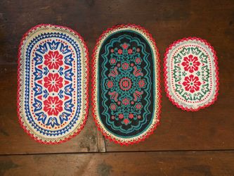Set of 3 Embroidered Oval Vintage Doilies