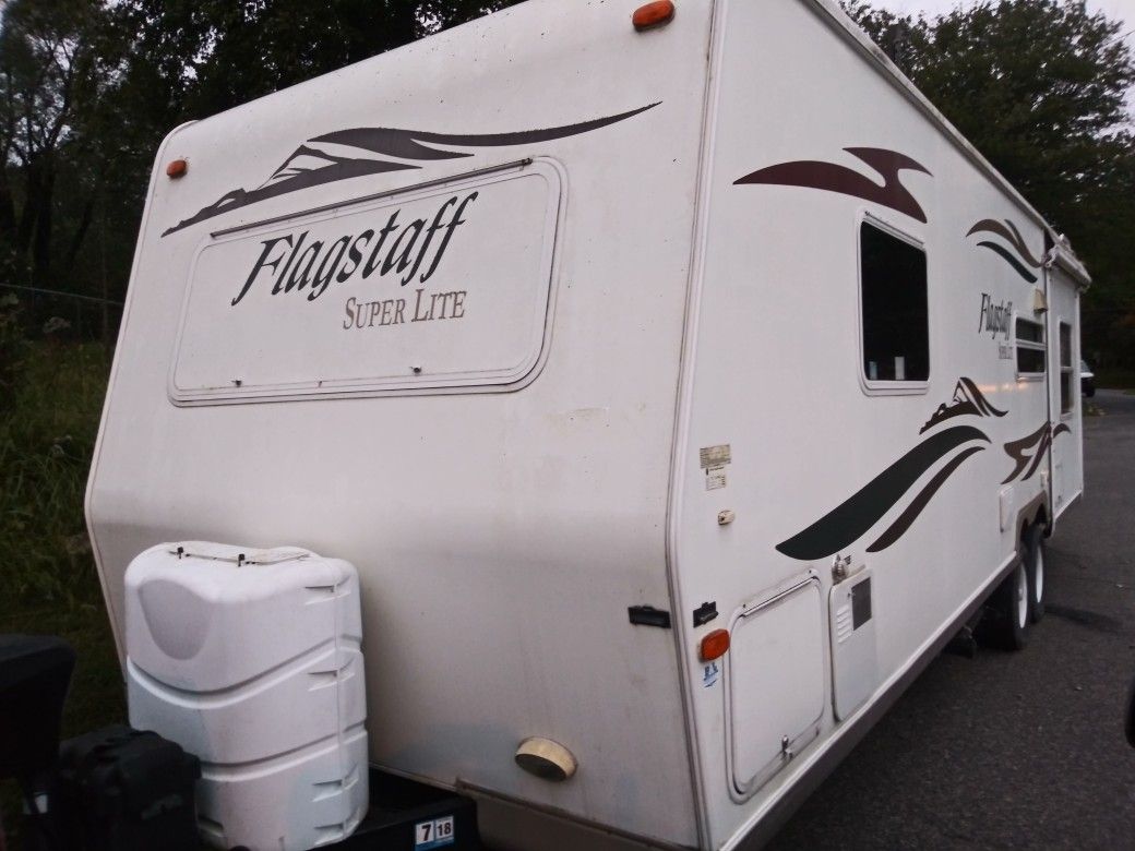 07 flagstaff 27ft sleeps 4 like new 4300lb