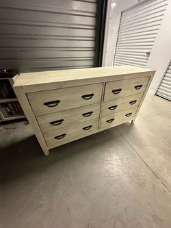 Queen dresser