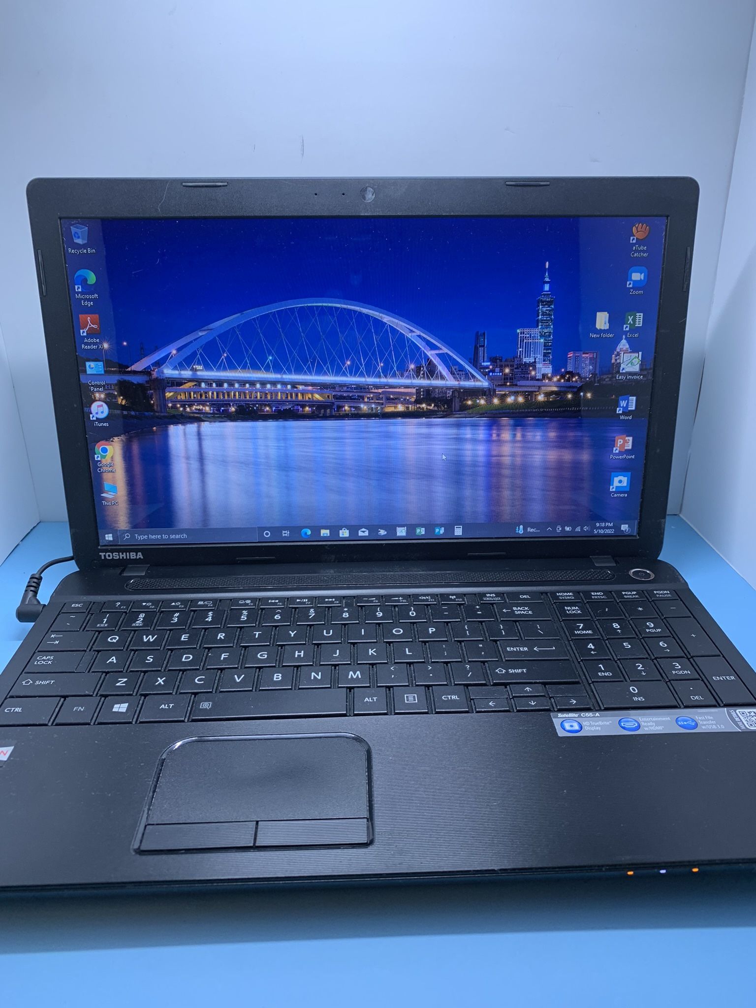 ..TOSHIBA SATÉLITE . .C55D-A….250 GB GB…..8.0 RAM . READY FOR CLASSES ON LINE OR WORK FROM HOME