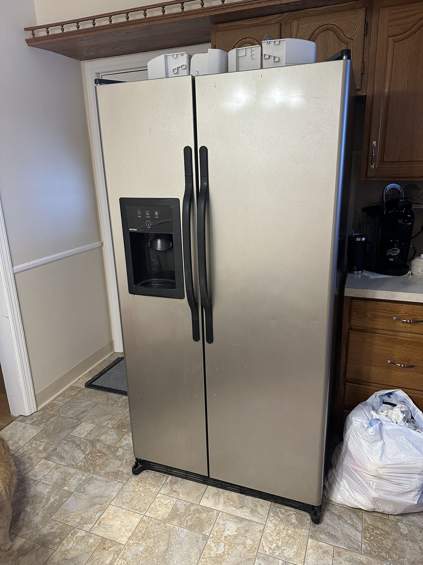 Refrigerator With Ice And Water Unit 