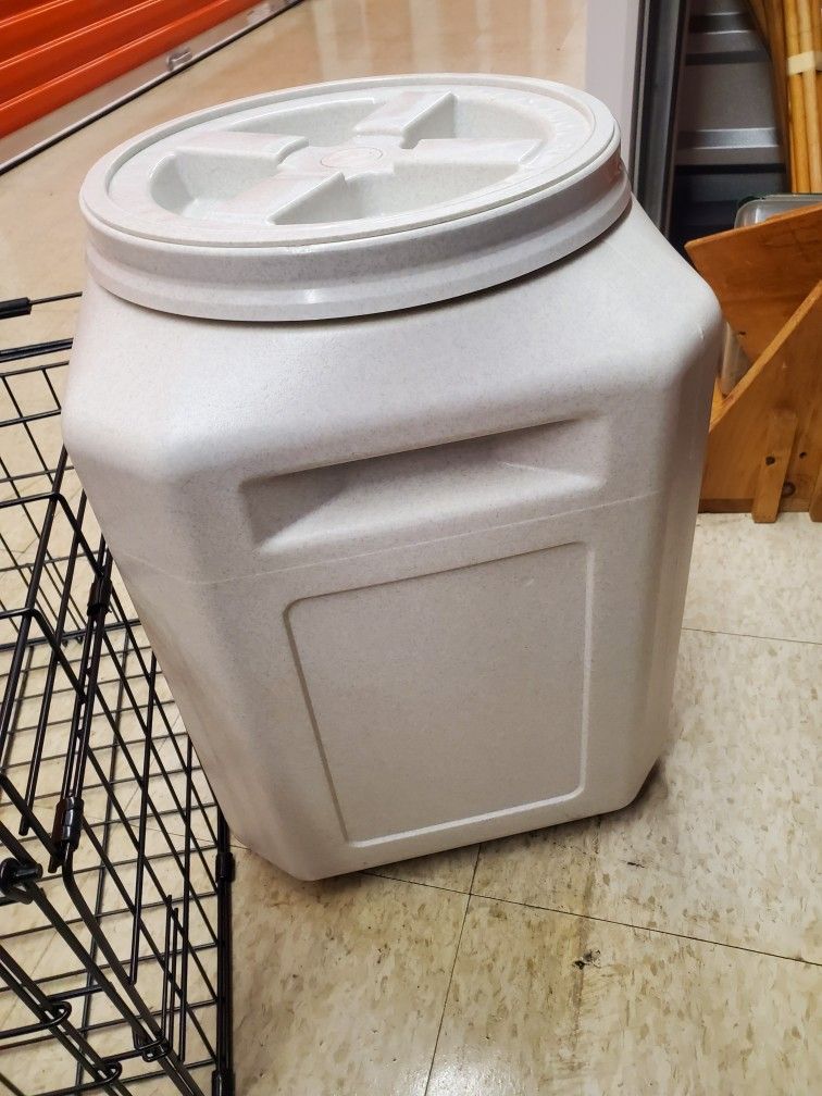 LARGE VITTLES ANIMAL FOOD VAULT@