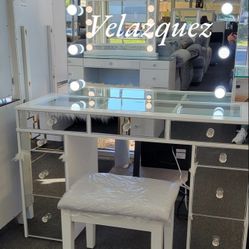 ✅️London Vanity Set (USB and power outlet to charge your phone, tablet, or power your beauty tools)