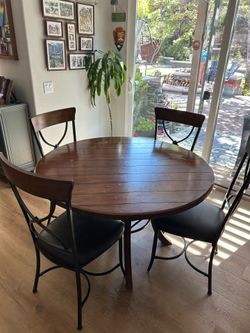 Kitchen/ dining table and chairs (4)