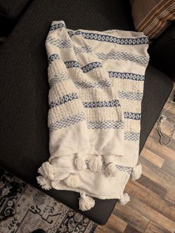 Decorative throw blanket