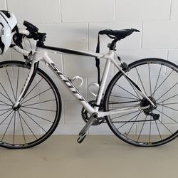 Scott Carbon Fiber Road Bike Small – Full Setup (Wahoo + Helmet + Shoes + Accessories)