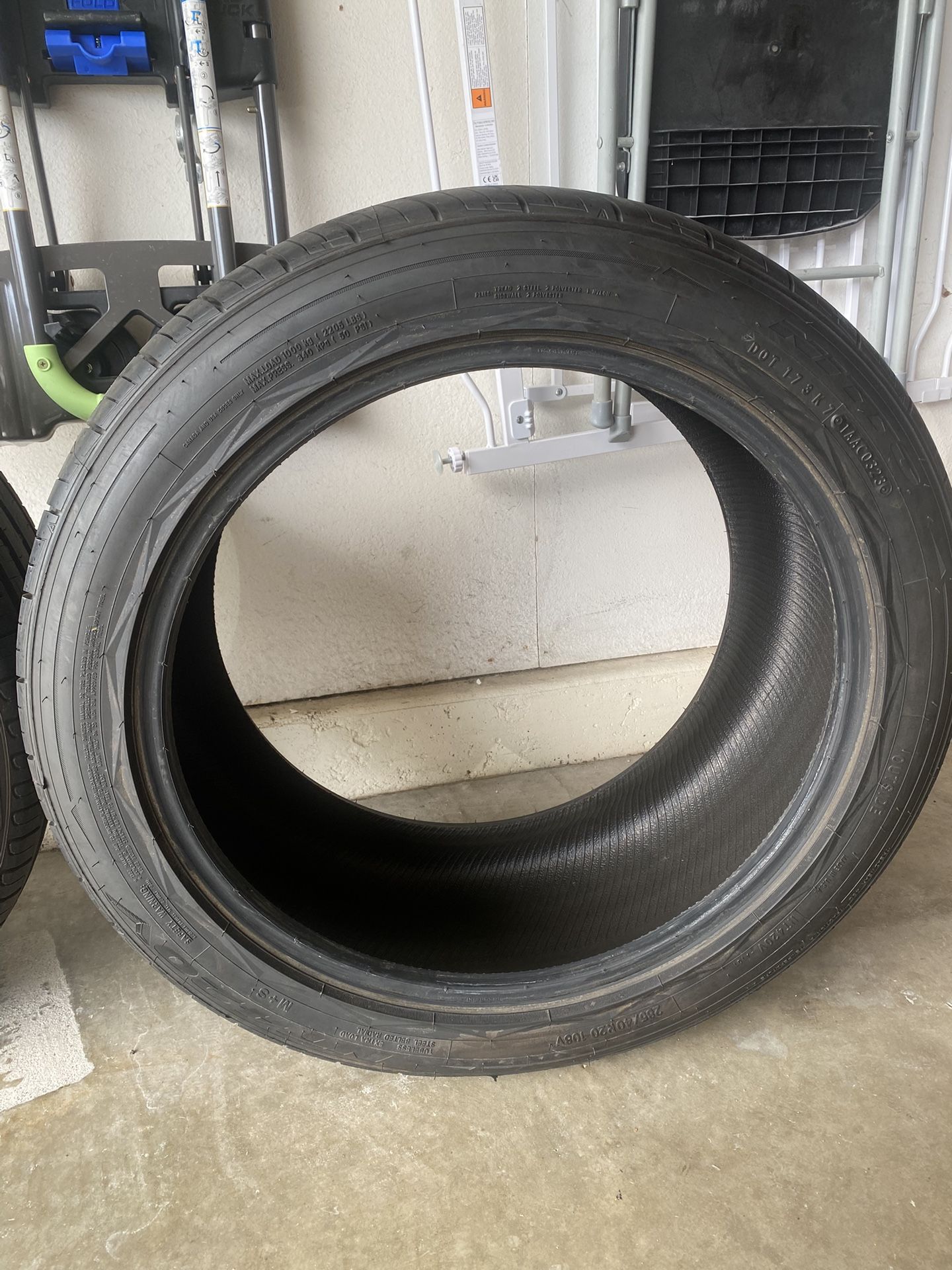 (1) Nitto NT420V Tire 285/40/20