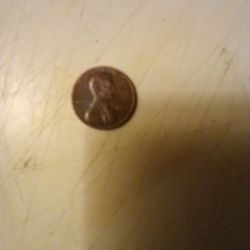 Us Lincoln Penny. 1983 Flaw On The Date 