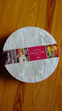 4 BEAUTIFUL ARTE DE CAFE AMAYA SALAZAR COLLECTOR DISPLAY PLATES NEW IN TIN