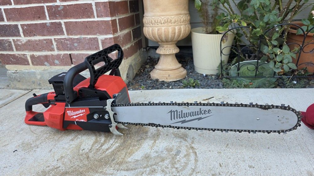 Milwaukee 20" Dual Battery Chainsaw does not include battery or charger