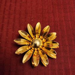 DAISY FLOWER BROOCH
