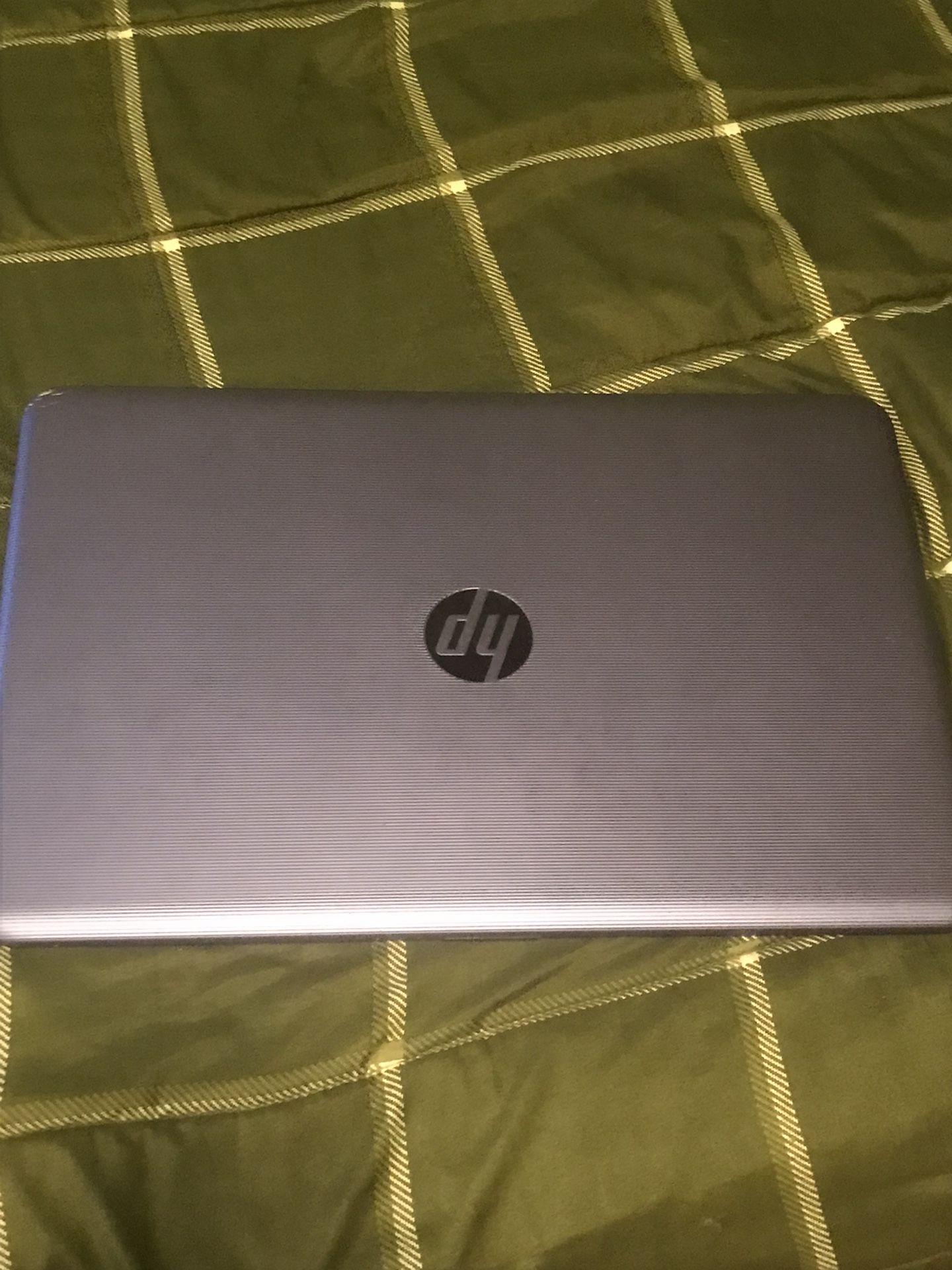 HP Laptop Broken useful for parts or try to fix only!