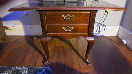 Thomasville Queen Anne Style Drop-Leaf Side Table