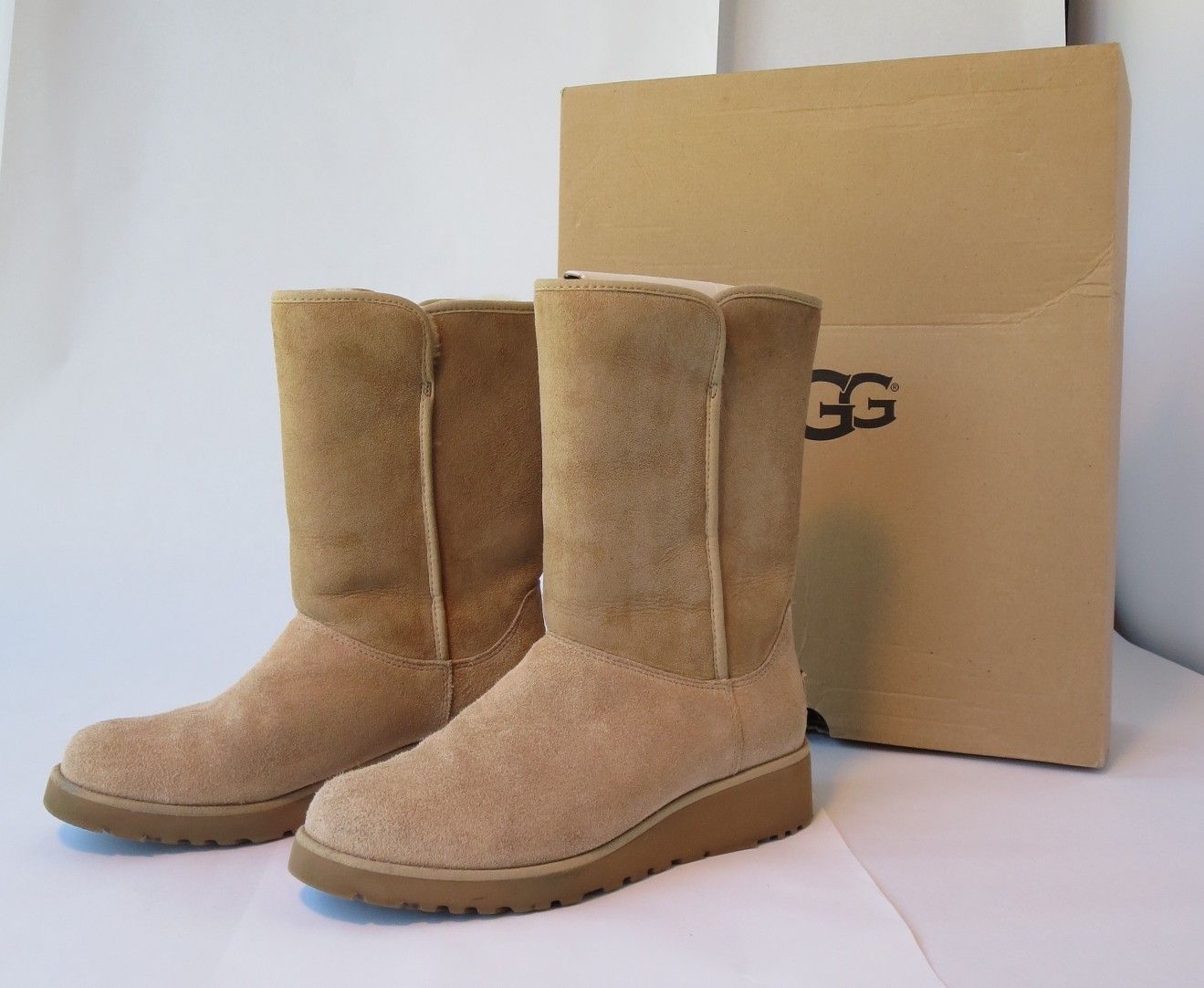 UGG Amie short boot Sand Size 7.5