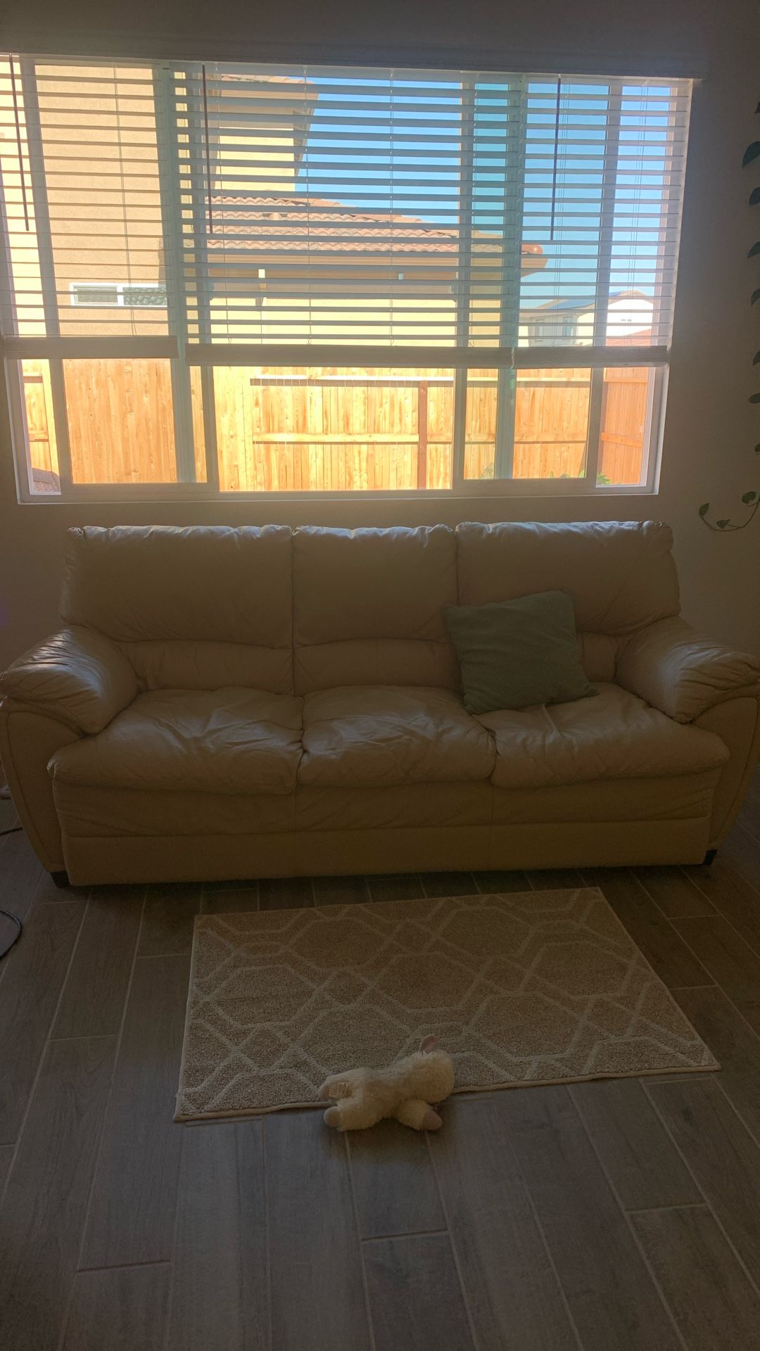 2 Leather Couch In Good Condition