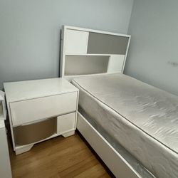 Twin Bed- White and Sliver 