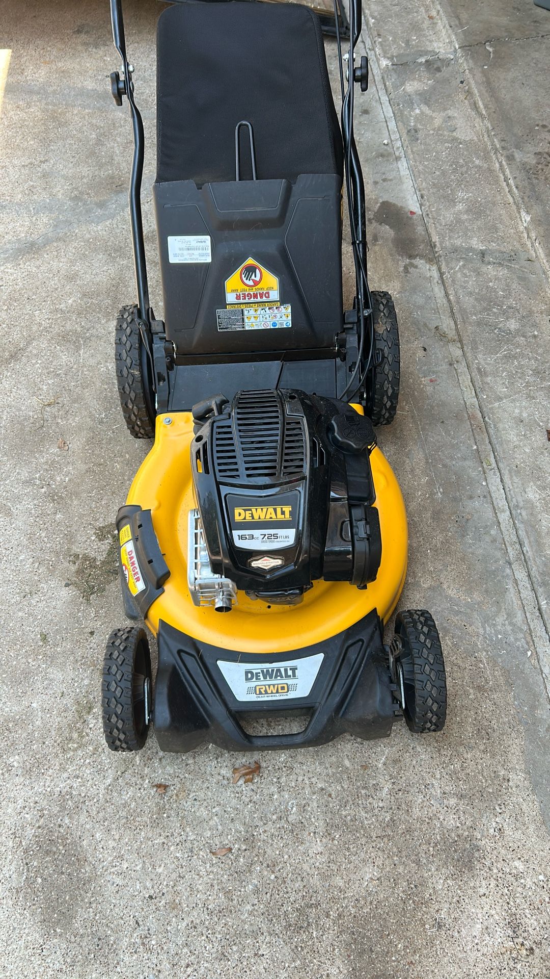 DEWALT in Gas Self Propelled Mower 21 163cc Briggs Stratton