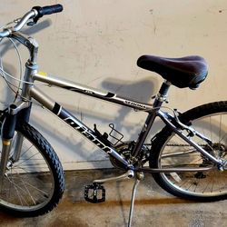 Giant Sedona DX Men's Bicycle and 6 Accessories