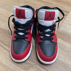 Air Jordan 1 Mid "Chicago Black Toe