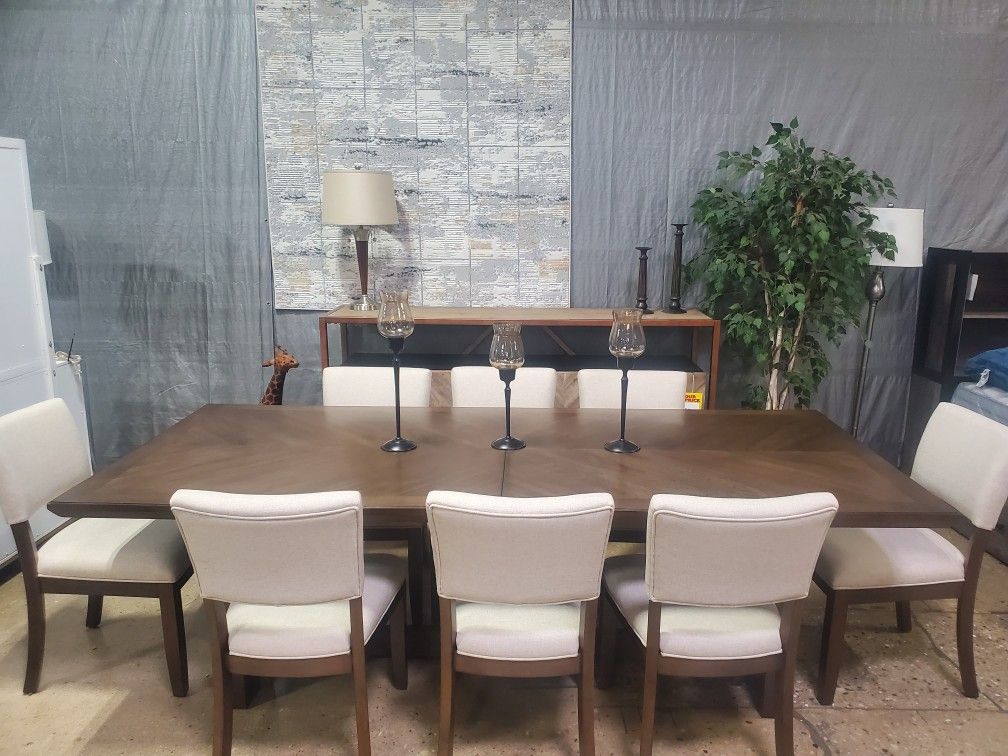 Beautiful 9 Pc Thomasville Dining Set With Storage Leaf (New)