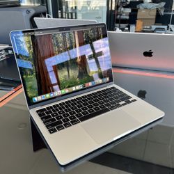 Apple 13” 2024 MacBook Air M3 Chip 16GB Ram 512SSD! 90 day warranty! We offer financing!