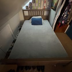 KING SIZE BED FRAME!! (Mattress & Pillow Not Included) 