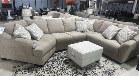 💞OM 💞  Brand New Living Room Sectional with Chaise