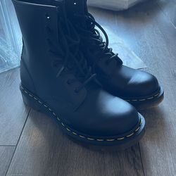 Dr Martens Smooth Leather Boots Womens Size 6