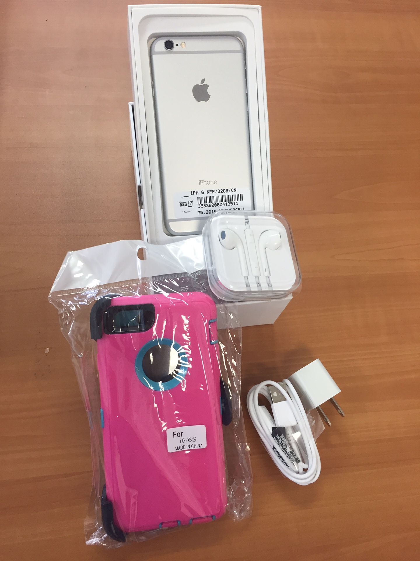 Pack IPhone Factory unlocked clean new condition with warranty Iphone 6 ! 3 colors Available