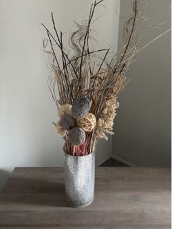 vase w artificial flowers
