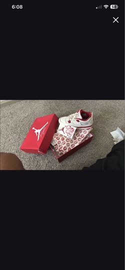 Jordan retro 4’s valentines// size 11// make $ offer!