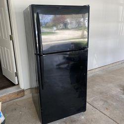 Black 32in GE Refridgerator