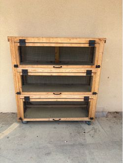 3 leveled outdoor cage