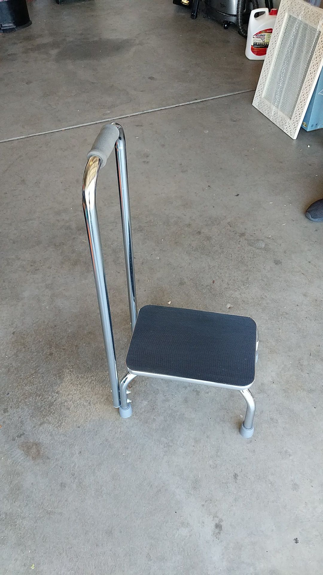 Step stool with support handle