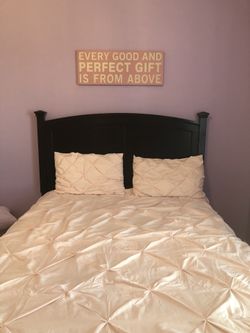 New comforter set queen & 2 decorations